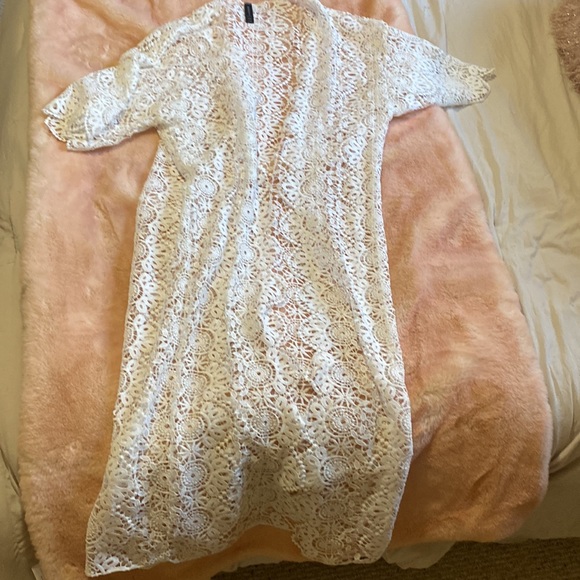 Bebe white lace cardigan, size o/s.  In excellent condition, never worn! - Picture 4 of 5